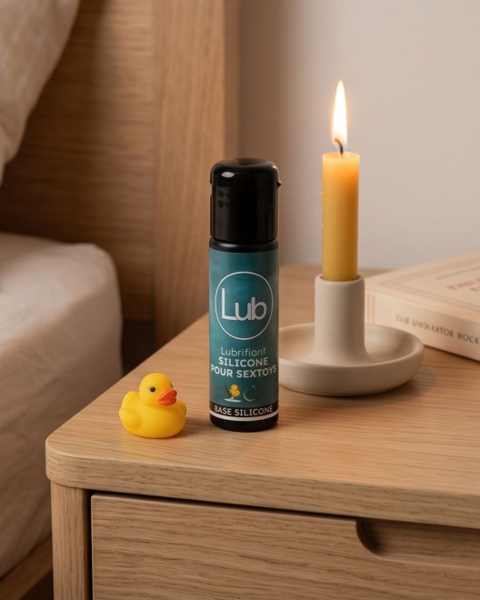 Photo produit d'ambiance sur une table de chevet du lubrifiant Lub silicone for sextoys