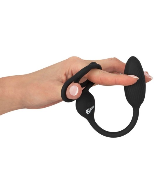 cockring avec plug télécommandé, noir, Rebel, dans une main
