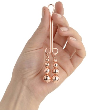 pince à clitoris Rosy Gold, dans une main