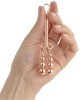 pince à clitoris Rosy Gold, dans une main