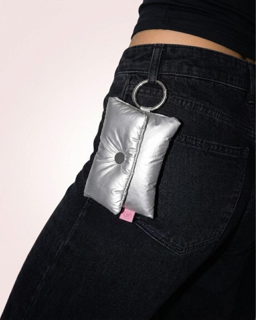 pochette de rangement pour sextoy Womanizer Snap, attachée au pantalon