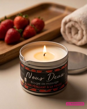 Bougie de massage sensuelle senteur vin pétillant à la fraise allumée