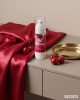 Gel vibrant cerise sur un meuble avec des cerises