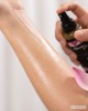 huile de massage sensuelle senteur fleur de lotus, rendu du produit sur la peau