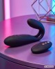 stimulateur pour couple télécommandé All In, Paradise Boutik, noir, posé sur table