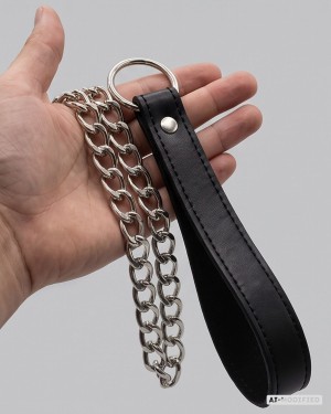 laisse bdsm avec cockring en simili cuir, Captive Paradise boutik, dans une main