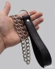 laisse bdsm avec cockring en simili cuir, Captive Paradise boutik, dans une main