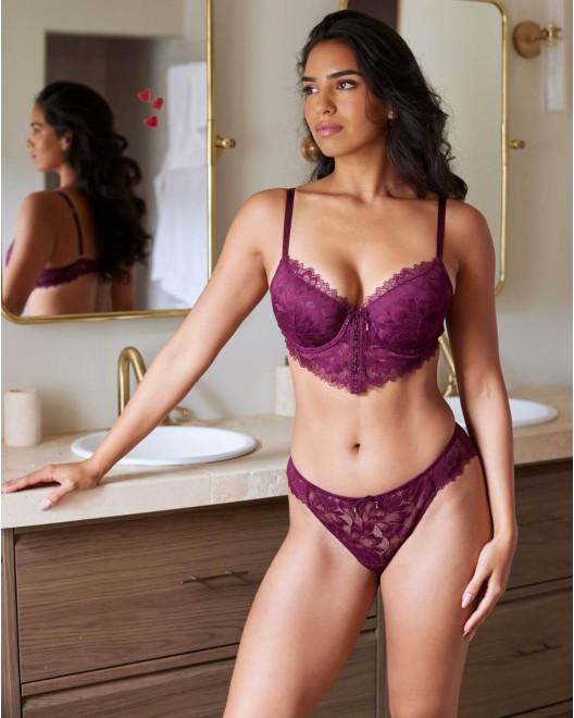 soutien-gorge coques fines Bao, Valege Lingerie, mannequin pose