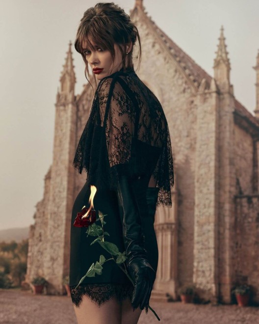 châle en dentelle Inspiration Divine, Scandale, mannequin femme