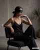 bandeau pour les yeux satiné, noir, Captive, Paradise boutik, mannequin assis