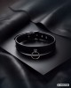 collier bdsm simili et attache métal, Captive, Paradise boutik, photo studio