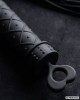 fouet bdsm en silicone, lanières fines, noir, Captive, paradise boutik, zoom manche embout