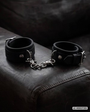 paire de menottes en silicone, taille small, Captive, Paradise boutik, photo studio