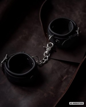 paire de menottes en silicone noir, taille large, Captive, paradise boutik, photo ambiance