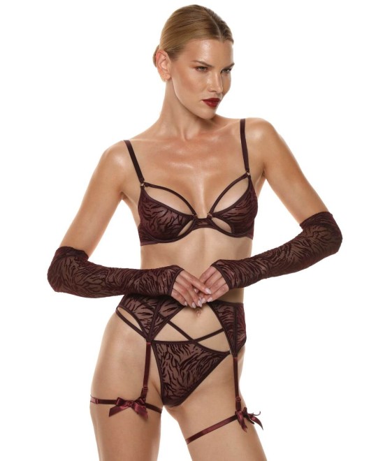 string bordeaux, collection Nuits de velours, Prelude Lingerie, porté avec l'ensemble, vue de face