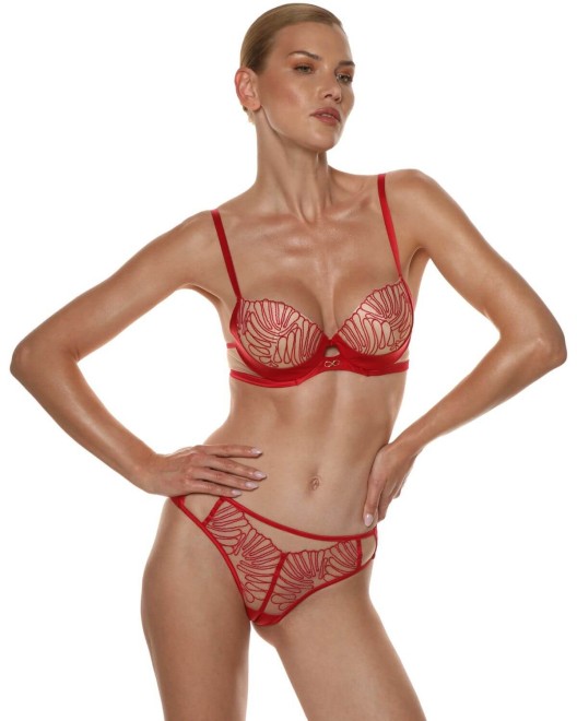string brésilien, collection Rouge interdit, Prelude Lingerie, mannequin femme pose de face