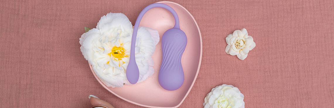 un sextoy pour couple entouré de fleurs printanières
