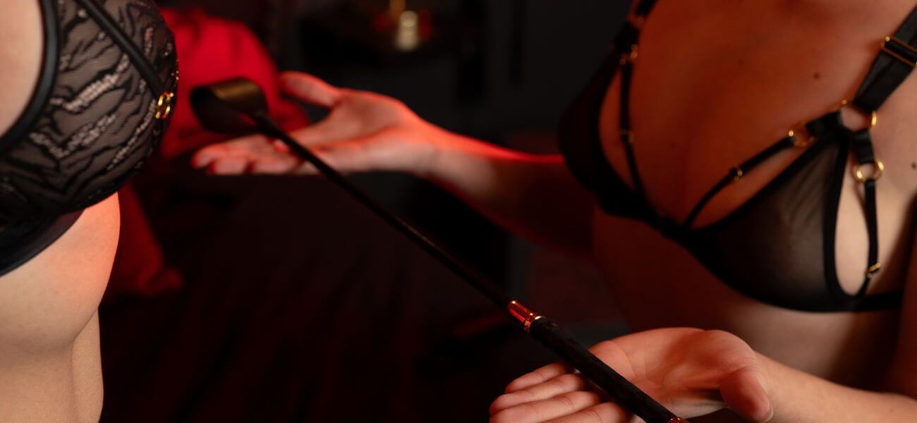 Une initiation au BDSM débutant avec une cravache