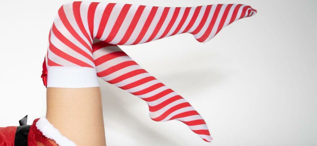 guide de lingerie sexy pour Noël : des bas rayés rouges et blancs